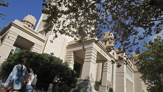 Instan a la Universitat de València a admitir a un alumno con discapacidad