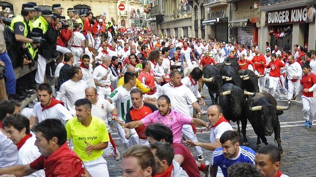 Imputan a un pastor de los Sanfermines por dar un varetazo en la cara a un corredor