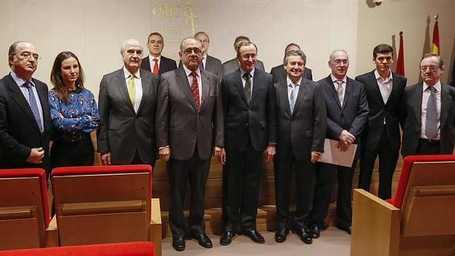 Alfonso Alonso (c), junto al presidente de la Organización Médica Colegial, Juan José Rodríguez Sandín (4i), con los representantes de los médicos, los enfermeros y la industria farmacéutica