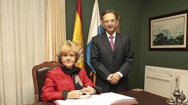 Soledad Becerril y Antonio Castro, en el Parlamento de Canarias