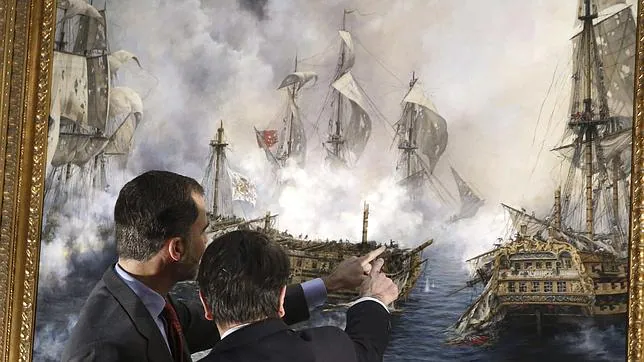 Don Felipe recibe las explicaciones de Augusto Ferrer Dalmau ante el lienzo que ya cuelga en el Museo Naval