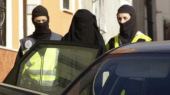 Una de las mujeres detenidas hoy en Melilla, vestida con «niqab»