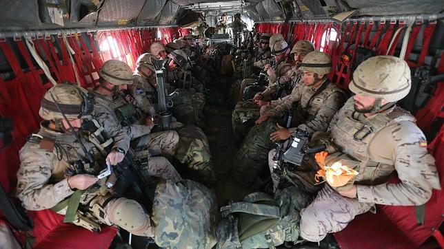Tropas españolas en un vuelo en abril de 2013 en Afganistán