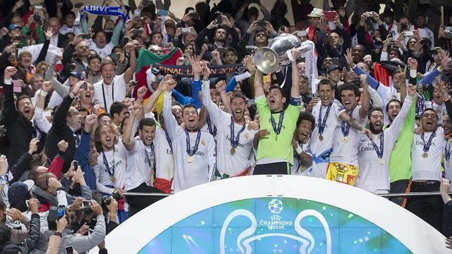 Casillas, levantando la Décima al cielo de Lisboa