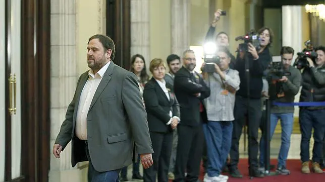 El líder de ERC, Oriol Junqueras, se dirige al despacho que el presidente de la Generalitat, Artur Mas