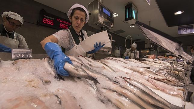 El precio del bacalao sube un 6% en Navidades y el de la lubina y el salmón cae un 4%