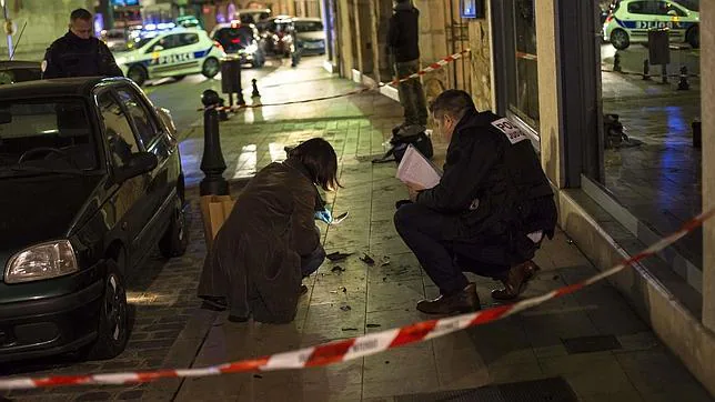 Los investigadores recogen estudian el escenario del ataque en Dijon