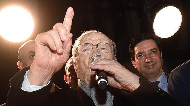 Essebsi, un laico de 88 años, dice que es el nuevo presidente de Túnez