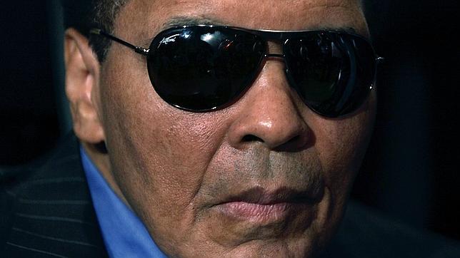 Muhammad Ali, hospitalizado por una neumonía leve