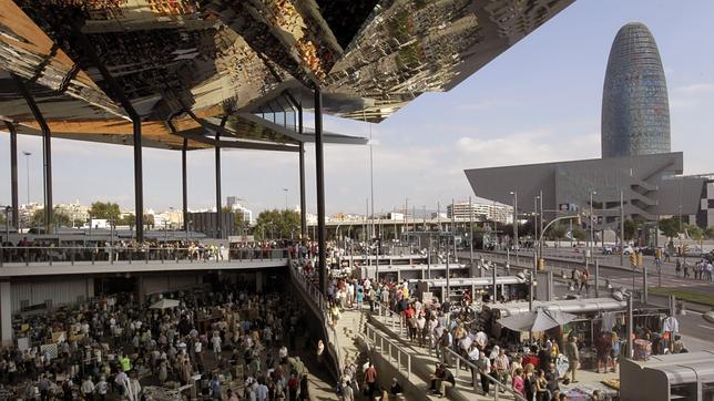 Mercado de antigüedades de los Encants Vells, en la plaza de les Glòries. Al fondo, la Torre Agbar