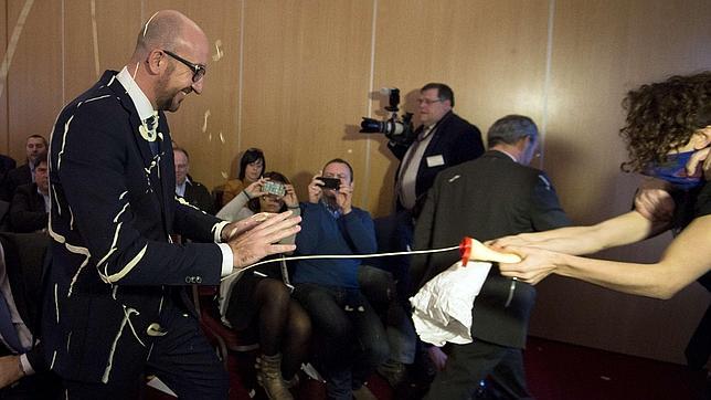 Feministas belgas lanzan patatas fritas a su primer ministro para protestar contra la austeridad