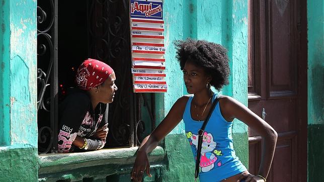 Dos mujeres hablan por la ventana de en cafetería pequeña en La Habana el pasado viernes