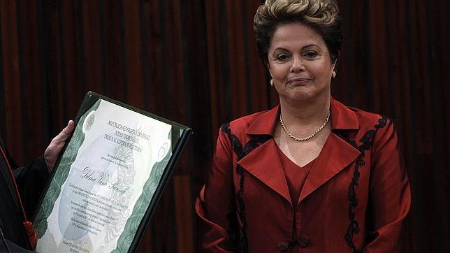 Rousseff recibe de manos del presidente del Tribunal Supremo Electoral el diploma oficial que la acredita para gobernar a partir del próximo 1 de enero
