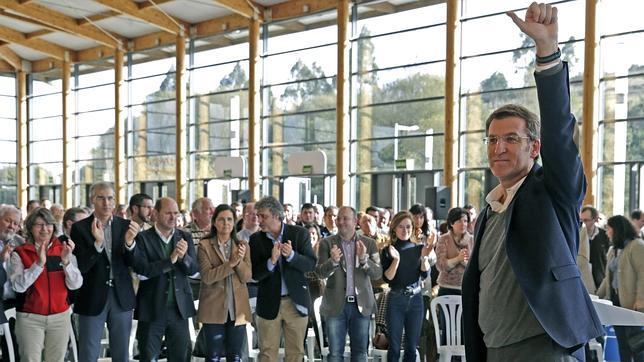 El presidente de la Xunta, Alberto Núñez Feijóo, saluda tras hacer balance de su gestión en el ecuador de su segundo mandato, este noviembre de 2014