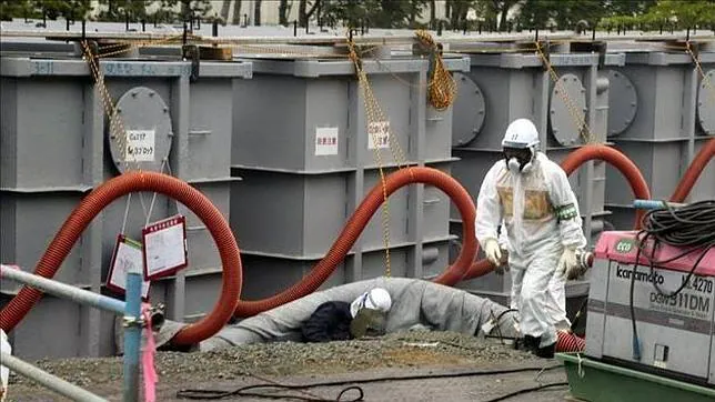 Trabajadores de TEPCO con ropa protectora mientras trabajan en la central nuclear de Fukushima