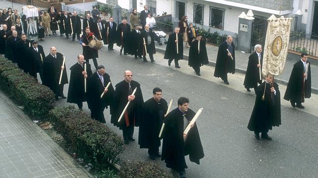 Procesión de cofrades en Galisteo