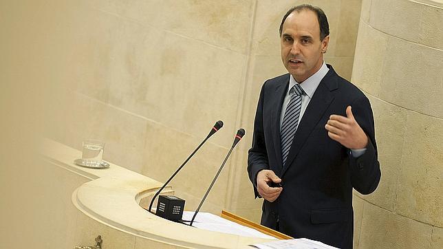 El presidente cántabro, Ignacio Diego, en la sede del Parlamento regional