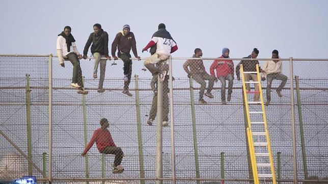 España rechaza a varios cientos de inmigrantes que intentan entrar en Melilla por la valla