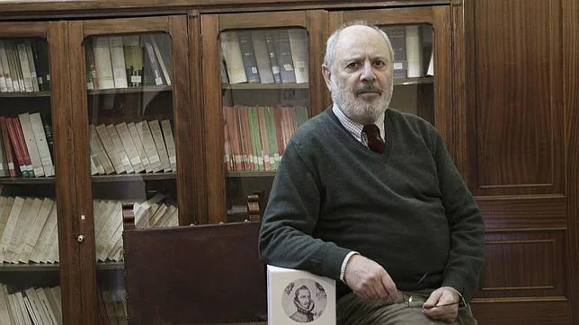 El catedrático Pedro M. Piñero junto a uno de los volúmenes de la «Obra completa» de Mateo Alemán