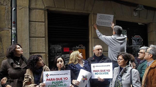 Miembros de Covite colocan la placa el pasado 14 de diciembre