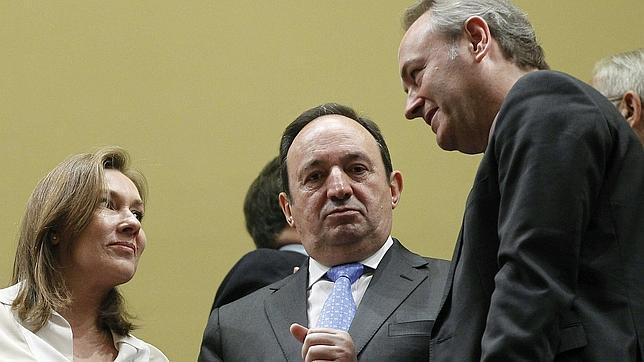 Febrero de 2014: el presidente de La Rioja, Pedro Sanz, conversa con la esposa de Mariano Rajoy y su homólogo valenciano durante la sesión del Debate sobre el Estado de la Nación