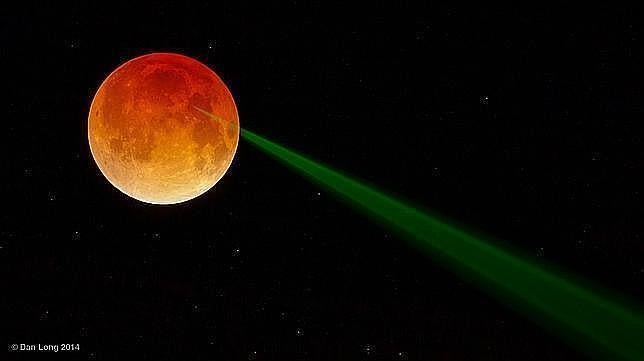 Un rayo verde sale de la Luna de sangre