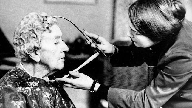 Agatha Christie presta sus medidas para su figura de cera en el museo Madame Tussaud de Londres