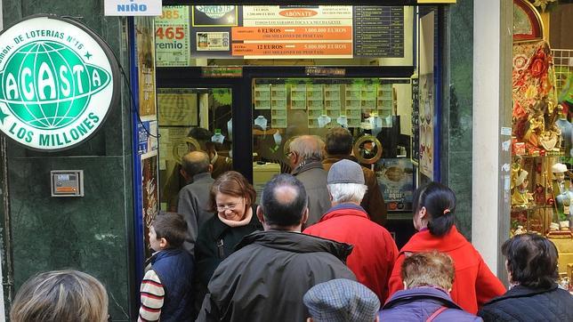 Colas para cobrar los premios de la lotería de menos de 2.500 euros