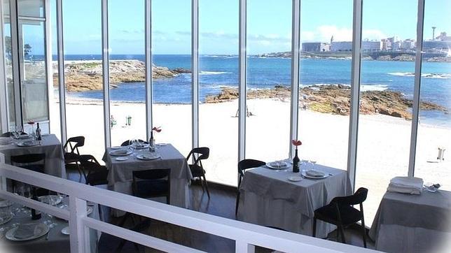 El restaurante presenta unas magníficas vistas a las playas de Riazor y Orzán