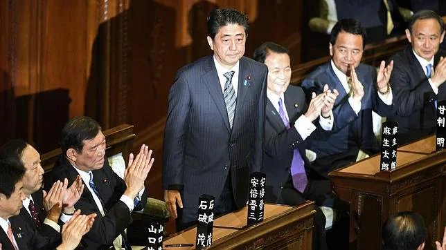El primer ministro nipón, Shinzo Abe (centro), es aplaudido en la Cámara Baja del Parlamento en Tokio (Japón)