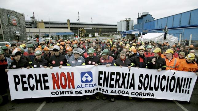 Los trabajadores de Alcoa en La Coruña donan 1.000 euros a la Cocina Económica tras retirarse los despidos