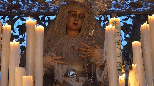 Roban un broche de plata a la Virgen de la Paz de Utrera