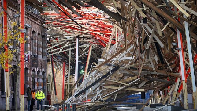 Se derrumba en Mons una escultura icono de la Capital europea de la Cultura 2015