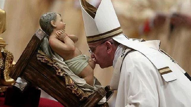 El Papa sostuvo en sus brazos al Niño Jesús y lo llevó en procesión hasta el Nacimiento