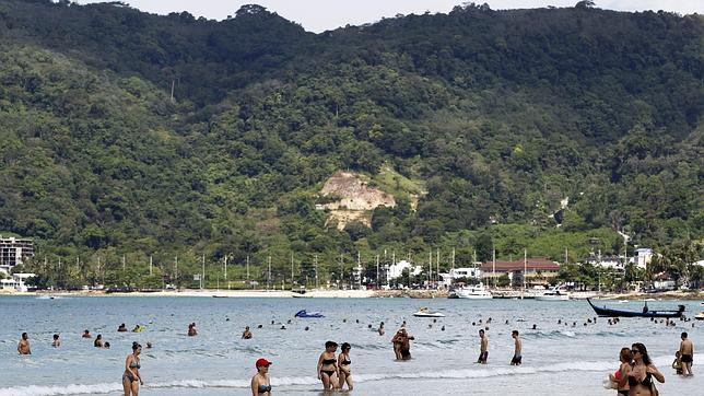 Los turistas extranjeros abarrotan las playas tailandesas diez años después del tsunami