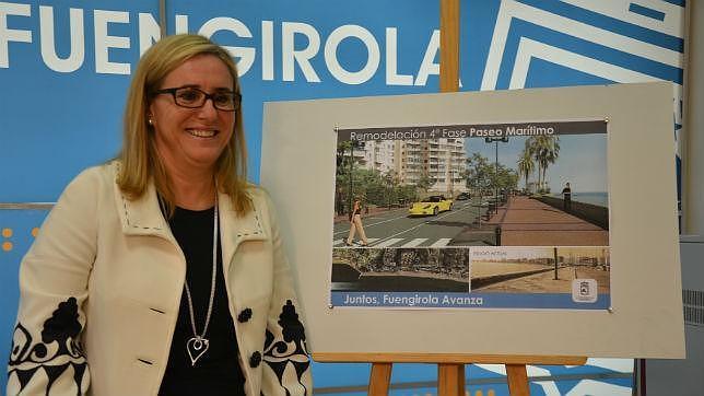 La alcaldesa Ana Mula junto a una imagen del proyecto