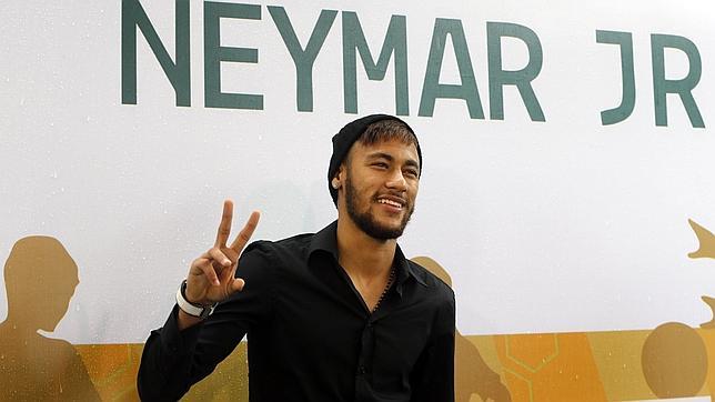 Neymar: «Cristiano y Messi están un peldaño por encima»