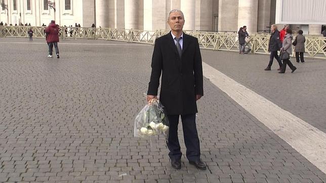 El hombre que intentó asesinar a Juan Pablo II lleva flores a su tumba