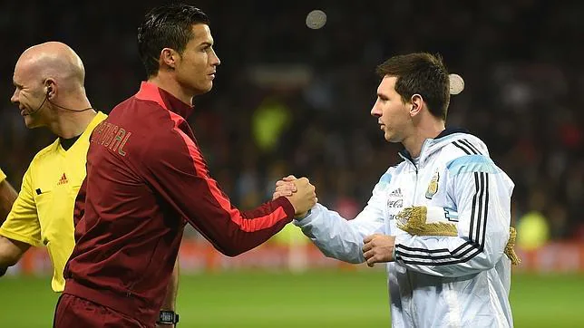 Cristiano y Messi se saludan durante un partido entre Portugal y Argentina