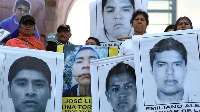 Participantes en la marcha para repudiar la desaparición de los 43 estudiantes en el estado de Guerrero