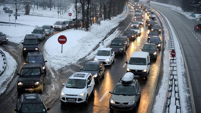 Vehículos bloqueados por la nieve y el hielo en las carreteras de los Alpes franceses