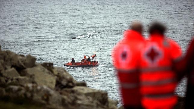 Suspenden sin éxito la búsqueda de los dos bateeiros desaparecidos tras el naufragio