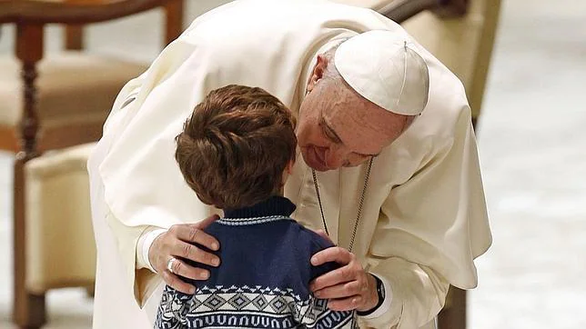 El Papa Francisco saluda a un niño durante el encuentro con las familias
