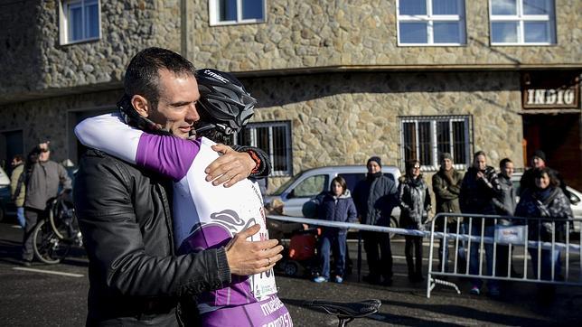 El agente que sobrevivió al tiroteo de Vigo reaparece homenajeado en una competición