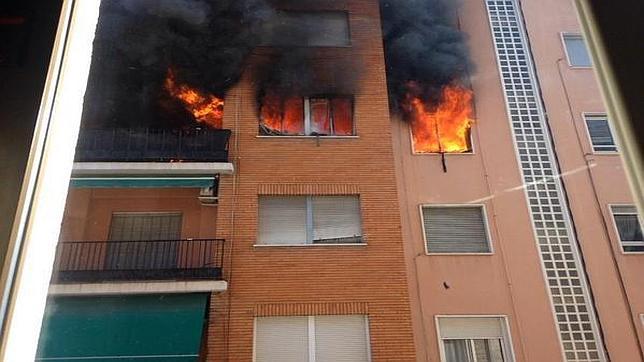 Cinco personas resultan heridas por inhalación de humo en un incendio en Alzira