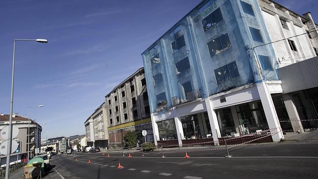 Un edificio se derrumba sobre un local con diez personas dentro en Betanzos