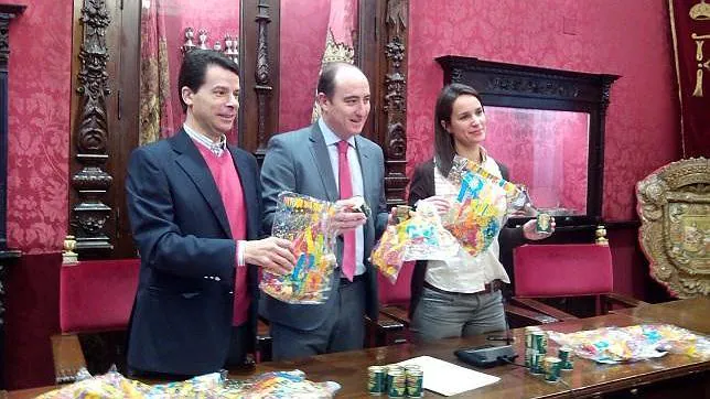 El concejal de Cultura, Juan Garía Montero con las bolsas de cotillón para la Nochevieja granadina