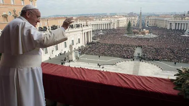 Fotografía facilitada por L'Osservatore Romano que muestra al Papa Francisco saludando desde el balcón de la Logia central de la basílica de San Pedro durante su tradicional bendición «Urbi et Orbi» el pasado 25 de diciembre