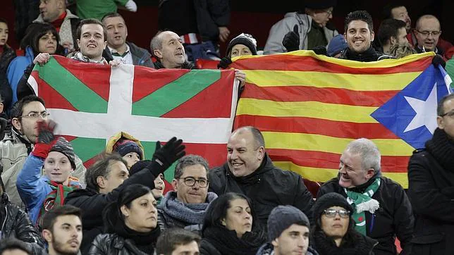 Lso aficionados ondearon las banderas vasca y la "estelada" en el encuentro Cataluña-Euskadi