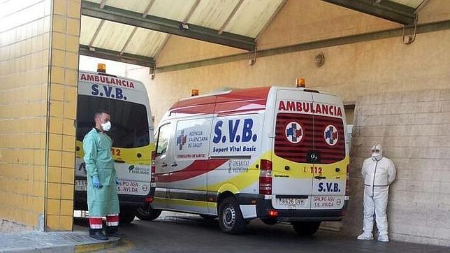 Traslado de un nigeriano con síntomas de ébola desde el Hospital de Alicante al Hospital de San Juan el pasado agosto